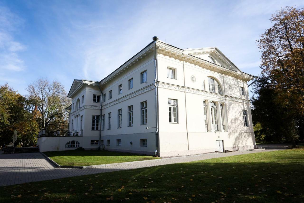 فندق Saku Mois & Saku Manor المظهر الخارجي الصورة