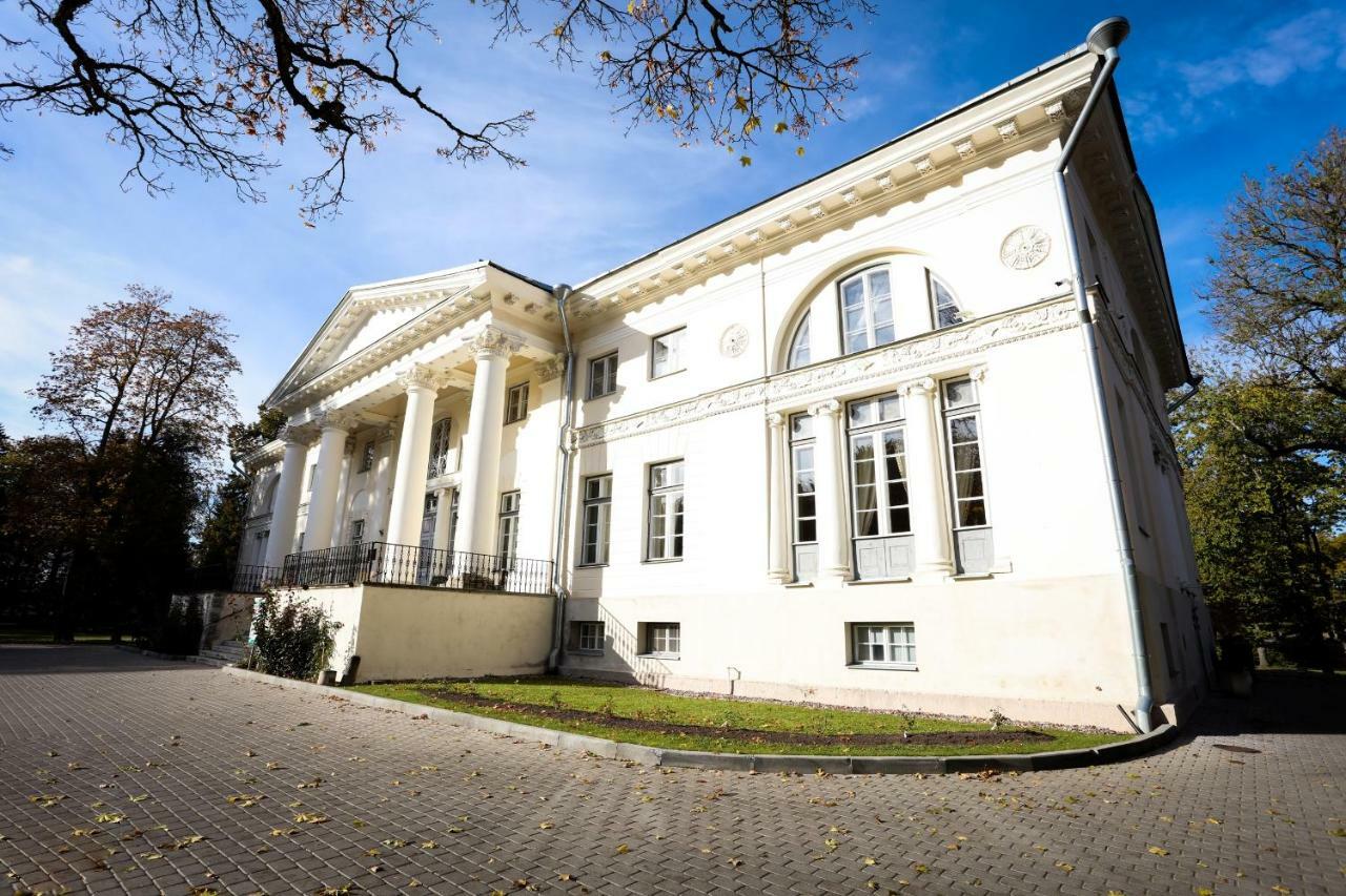فندق Saku Mois & Saku Manor المظهر الخارجي الصورة