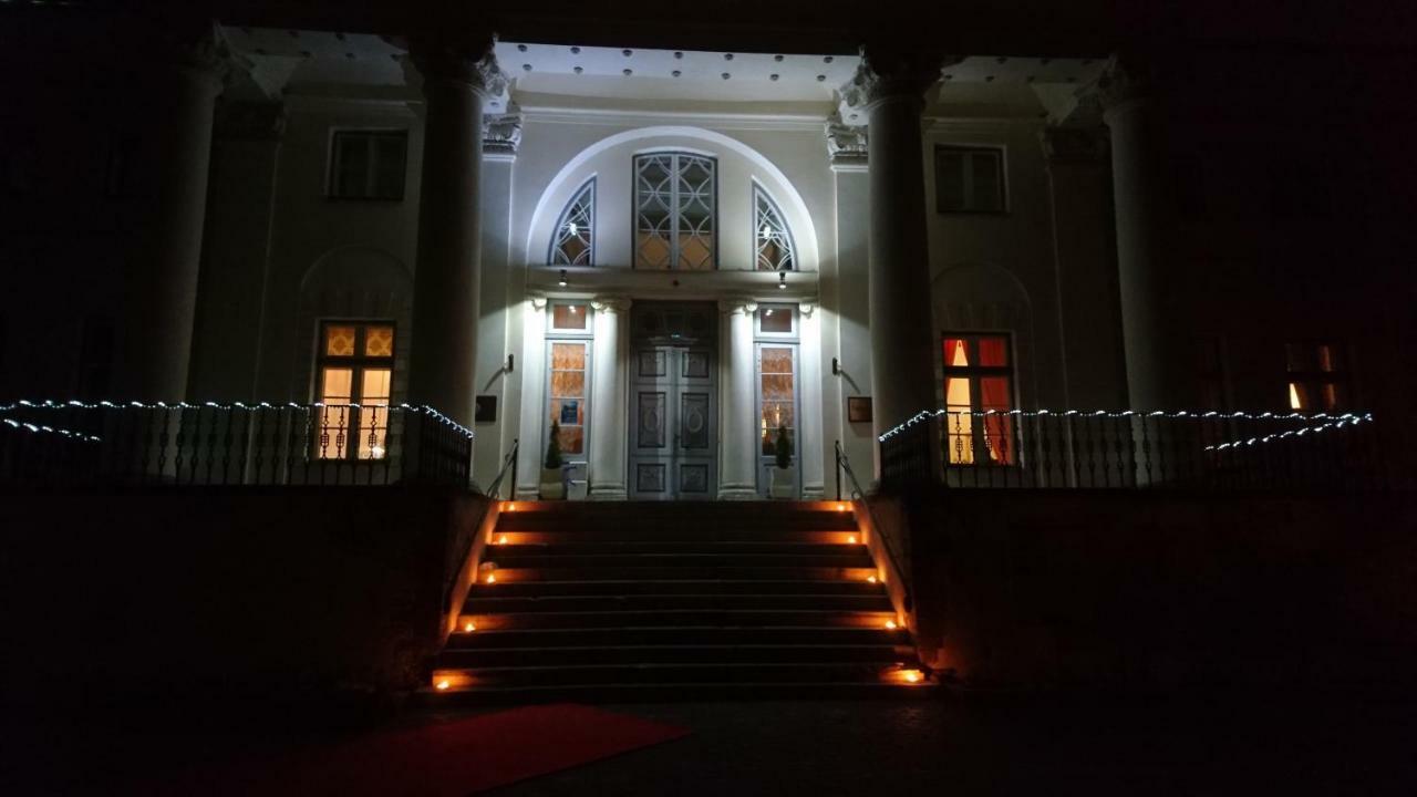 فندق Saku Mois & Saku Manor المظهر الخارجي الصورة