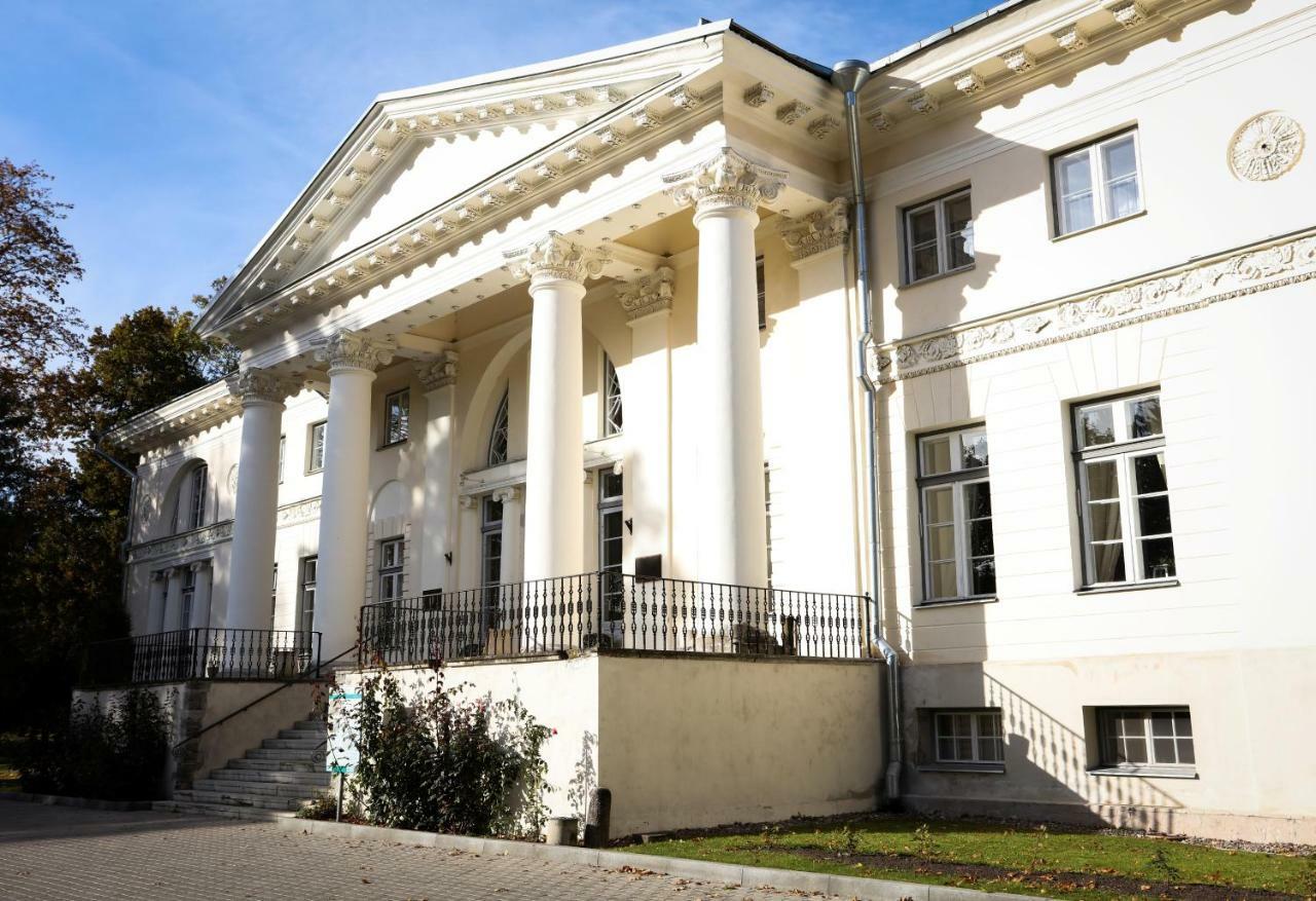 فندق Saku Mois & Saku Manor المظهر الخارجي الصورة